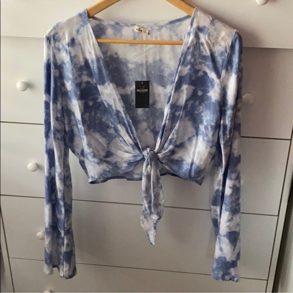NWT HOLLISTER PATTERNED CROP TOP WITH BELL SLEEVES